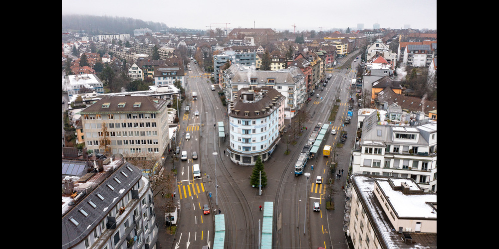 Der Schaffhauserplatz ist einer der Hotspots der Stadt – im buchstäblichen Sinn.  Die Tanne auf dem Bild steht nur jeweils im Advent auf dem Platz. Demzufolge  stammt das Foto aus dem Archiv.
