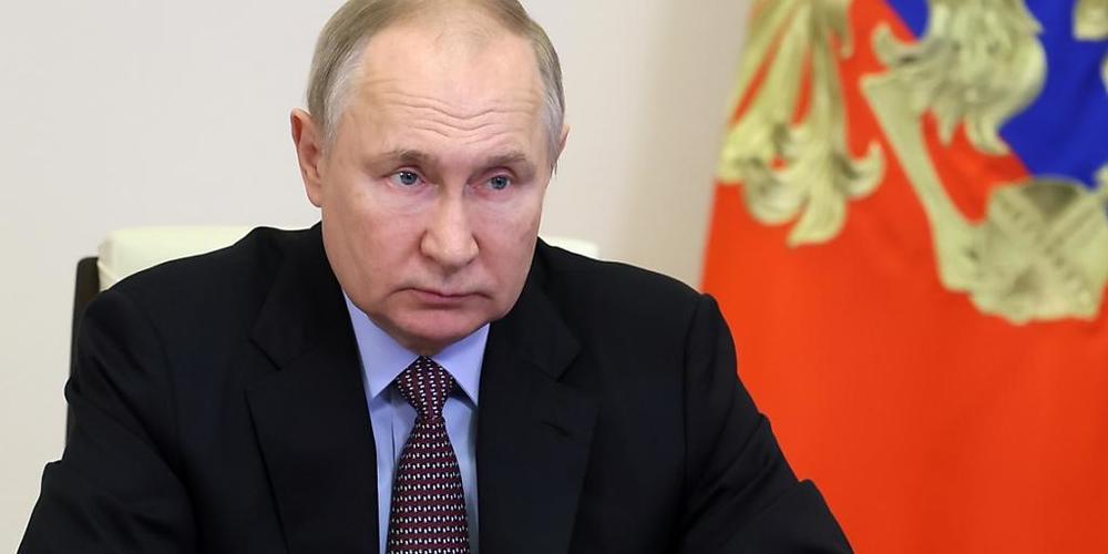 Wladimir Putin, Präsident von Russland, nimmt per Videokonferenz an einer Zeremonie zur Einweihung einer neuen Verkehrsinfrastruktur in seiner Residenz in Nowo-Ogarjowo außerhalb von Moskau teil. Foto: Mikhail Metzel/Pool Sputnik Kremlin/AP/dpa