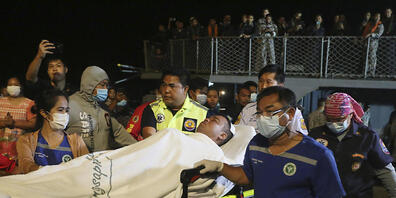 Ein geretteter Matrose wird im Tiefseehafen von Bangsaphan an Land gebracht. Sein Schiff ist im Golf von Thailand gesunken. Foto: Anuthep Cheysakron/AP/dpa