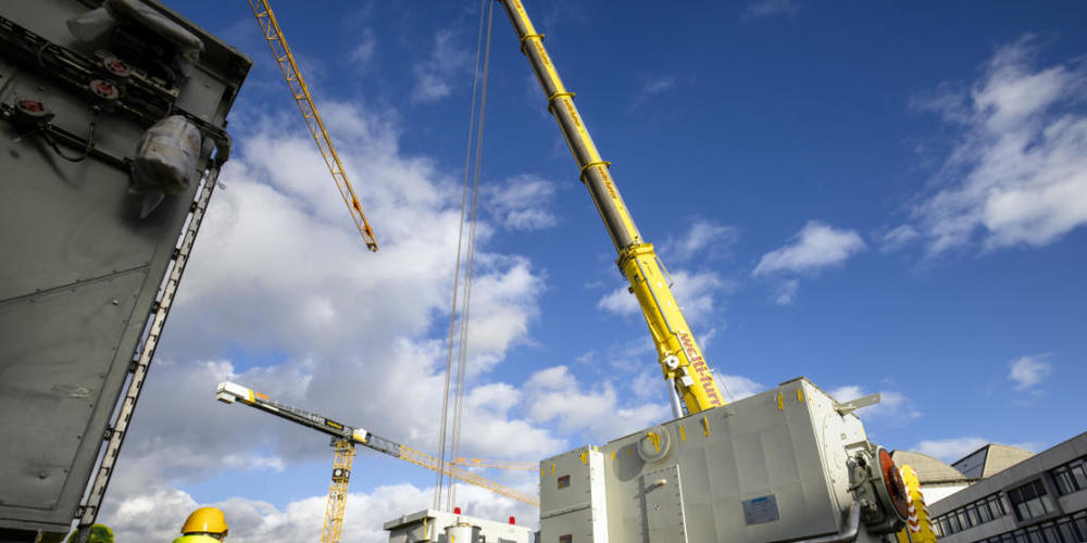 Installation einer Turbine des Reservekraftwerks in Birr AG. Der Bundesrat hat die Verordnung für den Betrieb solcher Anlagen gutgeheissen und in Kraft gesetzt. (Archivbild)