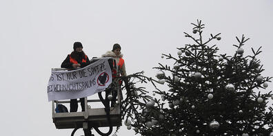 Ohne Spitze steht der Weihnachtsbaum vor dem Brandenburger Tor. Foto: Paul Zinken/dpa