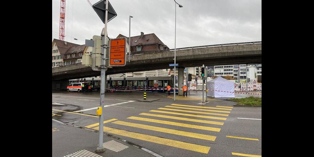 Beim Escher-Wyss-Platz auf Seiten des VBZ-Tramdepots wurde am Mittwochmorgen ein lebloser Bub (†) aufgefunden.