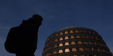 Eine Person geht vor dem Verfassungsgericht in Madrid vorbei. Foto: Fernando Sánchez/EUROPA PRESS/dpa