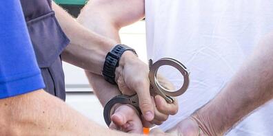 Die Thurgauer Kantonspolizei hat zwei Männer festgenommen, die unter Verdacht stehen, Raubüberfälle in Märstetten, Sulgen und Frauenfeld verübt zu haben. (Symbolbild)