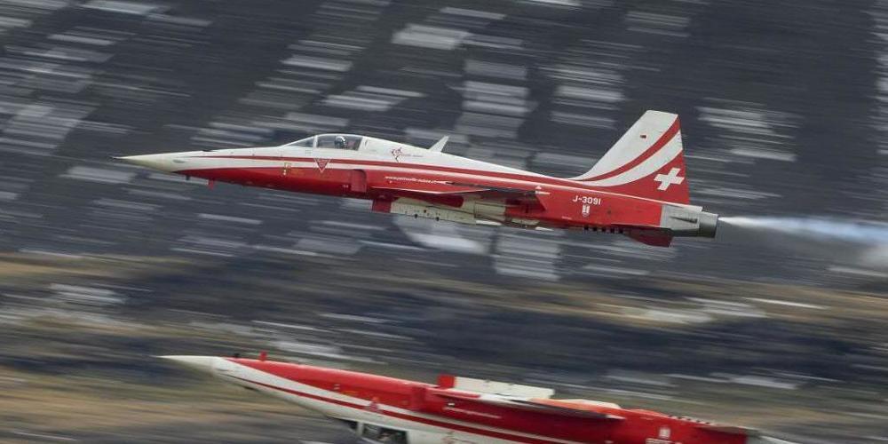 Im Training für eine Flugshow in den Niederlanden kam es im Juni 2016 zu einer Kollision zwischen zwei Kampfjets der Patrouille Suisse. Der Pilot der abgestürzten Maschine muss sich vor dem Militärgericht in Aarau verantworten. (Symbolbild)