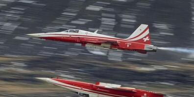 Im Training für eine Flugshow in den Niederlanden kam es im Juni 2016 zu einer Kollision zwischen zwei Kampfjets der Patrouille Suisse. Der Pilot der abgestürzten Maschine muss sich vor dem Militärgericht in Aarau verantworten. (Symbolbild)