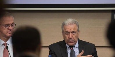 ARCHIV - Dimitris Avramopoulos (r), ehemaliger EU-Kommissar für Migration und Inneres, während der Vorstellung des europäischen Drogenberichts 2019. Foto: Virginia Mayo/AP/dpa