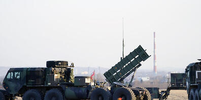ARCHIV - Ein Flugabwehrsystem vom Typ Patriot steht mit startbereitem Raketenwerfer auf dem Flughafen Rzeszow-Jasionka in Jasionka, Polen. Die US-Regierung will der Ukraine Medienberichten zufolge das Patriot-Flugabwehrsystem liefern. Foto: Evan V...