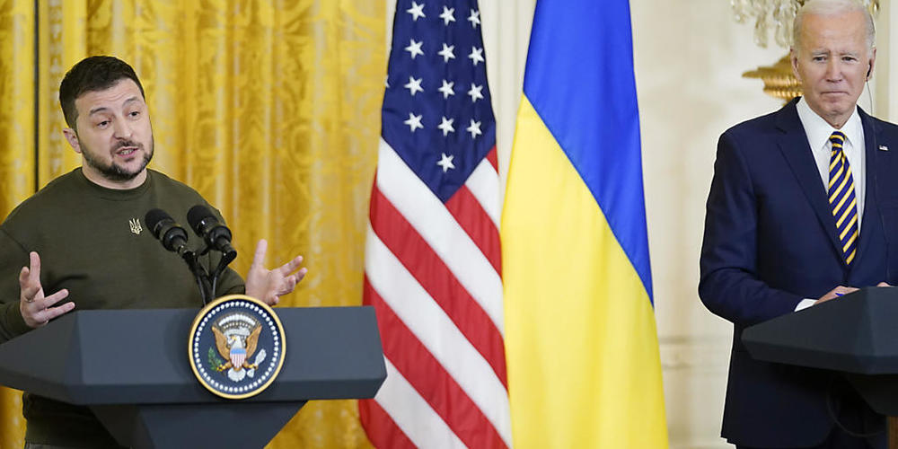 Wolodymyr Selenskyj (l), Präsident der Ukraine, spricht neben Joe Biden, Präsident der USA, während einer Pressekonferenz im East Room des Weißen Hauses in Washington. Foto: Andrew Harnik/AP/dpa
