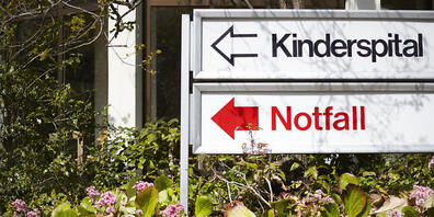 Die Notfallstationen für Kinder sind überlastet. Der Regierungsrat zahlt ihnen für Sofortmassnahmen nun 4 Millionen Franken. (Symbolbild)