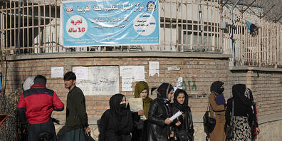 Die islamistischen Taliban haben in Afghanistan Frauenrechte erneut drastisch beschnitten: Frauen dürfen ab sofort keine Universitäten mehr besuchen. Foto: Ebrahim Noroozi/AP/dpa
