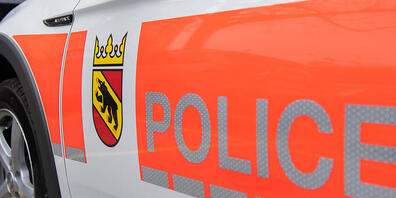 Die Berner Polizei stand in der Nacht auf Donnerstag in Schwadernau im Einsatz. Ein Autofahrer kam bei einem Verkehrsunfall ums Leben. (Symbolbild)