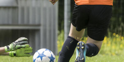 Bedingte Freiheitsstrafe für einen ehemaligen Fussballtrainer. Er wurde schuldig gesprochen, an Minderjährigen sexuelle Handlungen vorgenommen zu haben. (Symbolbild)