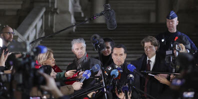 Die Anwälte der ehemaligen Vizepräsidentin des Europäischen Parlaments, Kaili, sprechen im Gerichtsgebäude mit Medienvertretern. Foto: Olivier Matthys/AP/dpa