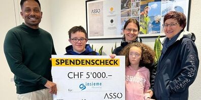Katharina Dellai-Schöbi (mit Tochter Andrina) und Helen Zeiske (mit Sohn Tom) mit Niranjan Sriragavan