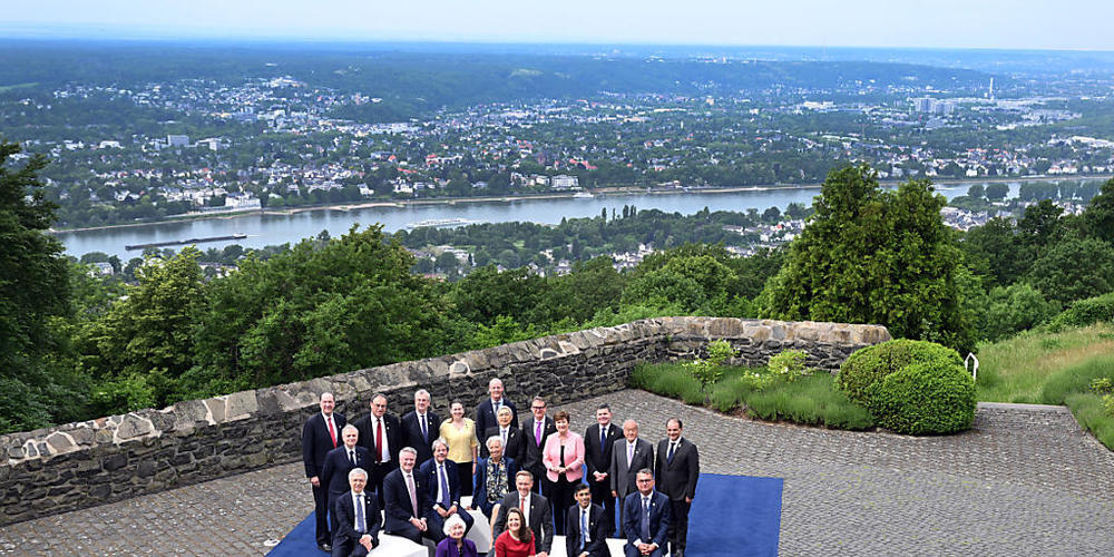 ARCHIV - Christian Lindner (FDP, M) mit den Teilnehmern des Treffens der G7-Finanzminister und Notenbankchef bei einem Familienfoto. Foto: Federico Gambarini/dpa