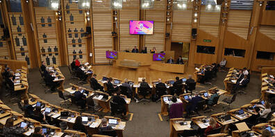 HANDOUT - Übersicht des Parlaments während der Debatte zur Reform der Geschlechteranerkennung. In Schottland hat das Parlament für eine Lockerung der Regeln für Geschlechtsanpassungen von Transmenschen gestimmt. Foto: Andrew Cowan/Scottish Parliam...