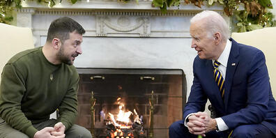 dpatopbilder - Joe Biden (r), Präsident der USA, spricht mit Wolodymyr Selenskyj, Präsident der Ukraine, im Oval Office des Weißen Hauses. Foto: Patrick Semansky/AP/dpa