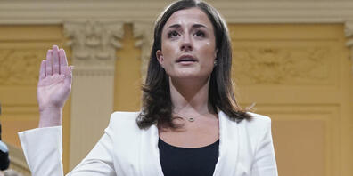 ARCHIV - Cassidy Hutchinson, ehemalige Beraterin von Mark Meadows, dem Stabschef des Weißen Hauses von Trump, wird vor dem Sonderausschuss des Repräsentantenhauses vereidigt. Foto: Jacquelyn Martin/AP/dpa