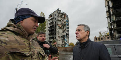 Bundespräsident Ignazio Cassis (rechts) macht sich in Kiew ein Bild der Kriegslage. (Archivbild)