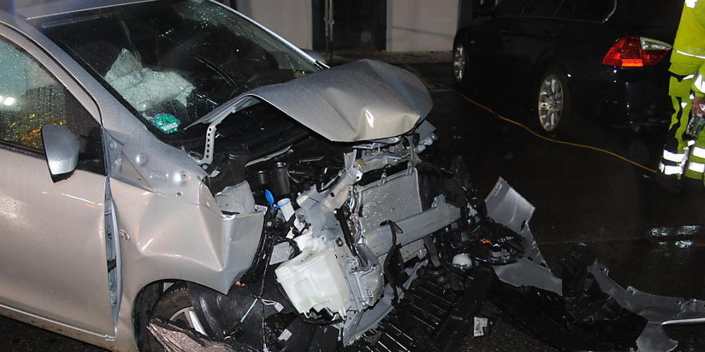 Nach einer Frontalkollision in Neunkirch SH am Donnerstagabend musste eine 71-jährige Autofahrerin ins Spital gebracht werden.