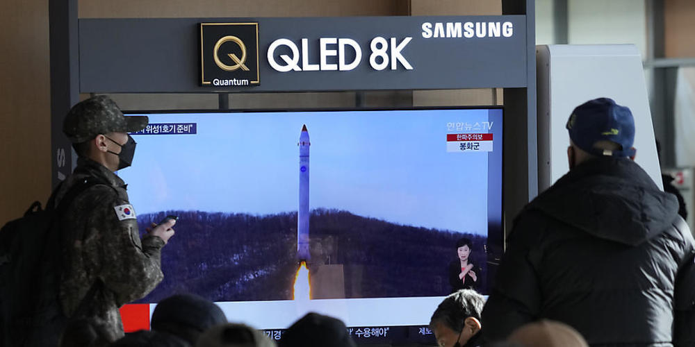 Ein Fernsehbildschirm im Bahnhof von Seoul zeigt am 19.12.2022 ein Bild einer nordkoreanischen Rakete. Foto: Ahn Young-Joon/AP/dpa