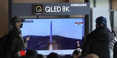 Ein Fernsehbildschirm im Bahnhof von Seoul zeigt am 19.12.2022 ein Bild einer nordkoreanischen Rakete. Foto: Ahn Young-Joon/AP/dpa