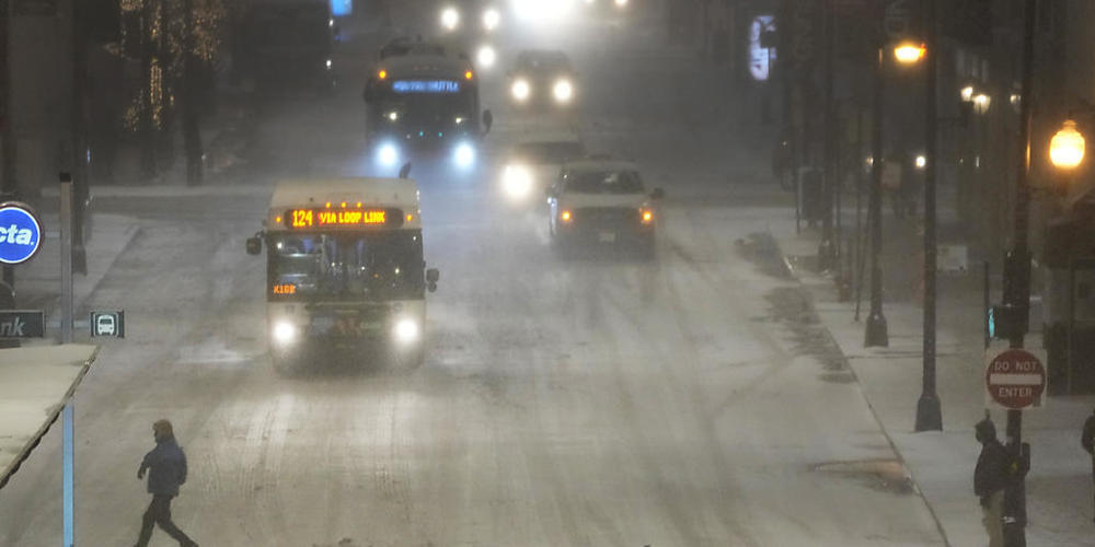 Ein arktisches Sturmtief bringt über die Weihnachtstage drastische Temperaturstürze und extreme Kälte in die USA. Foto: Charles Rex Arbogast/AP/dpa