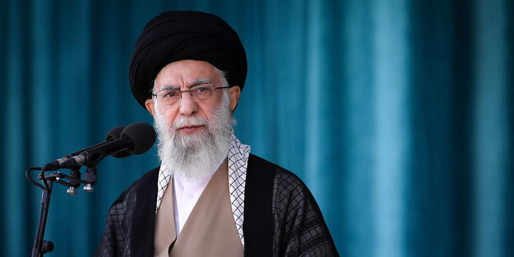 ARCHIV - Ein vom Büro des iranischen Obersten Führers zur Verfügung gestelltes Bild zeigt, wie der iranische Oberste Führer Ajatollah Ali Chamenei bei einem Besuch der Polizei- und Militärakademie in Teheran spricht. Foto: Iranian Supreme Leader's...