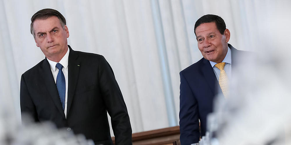 ARCHIV - Auf diesem vom brasilianischen Präsidentenamt zur Verfügung gestellten Bild nehmen Brasiliens Präsident Jair Bolsonaro (l) und Vizepräsident Hamilton Mourao an einer offiziellen Veranstaltung teil. Foto: Marcos Correa/Palacio Planalto/dpa...