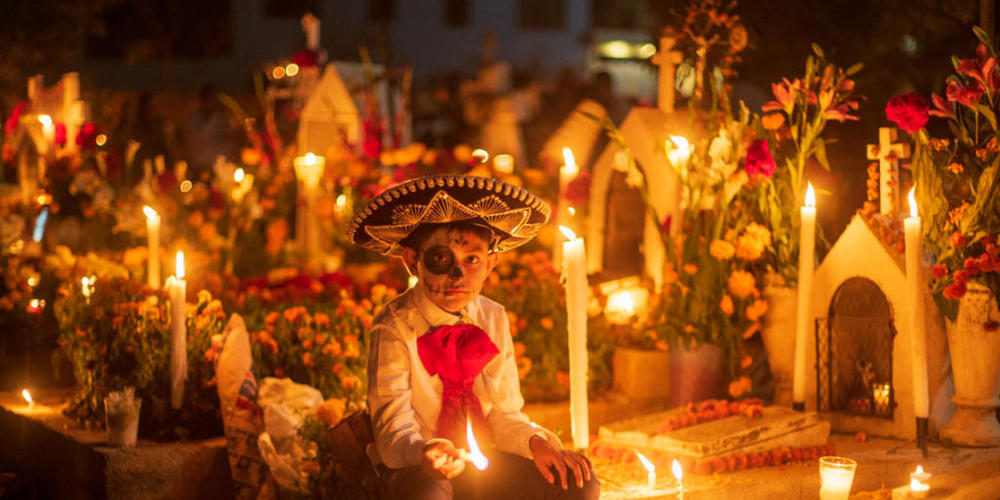 dpatopbilder - Die Einwohner der Gemeinden von Oaxaca gehen in jedem Jahr zum 1. November auf die Friedhöfe, um an den Gräbern ihrer Angehörigen die traditionelle Totenwache abzuhalten. Foto: Felipe Perez/dpa