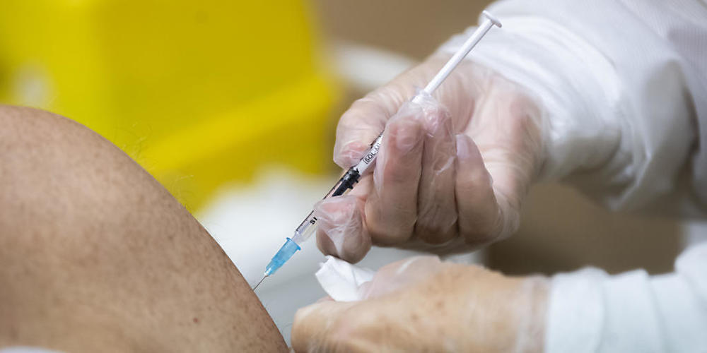 Der Kanton Schaffhausen setzt die Impfungen mit dem bivalenten Covid-19-Impfstoff von Pfizer bis auf weiteres aus. (Symbolbild)