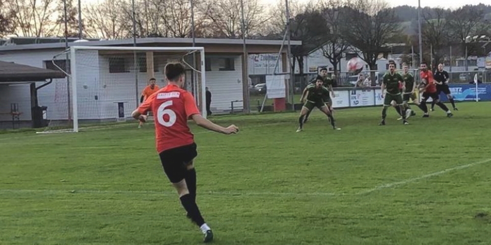 FCU-Offensivspieler Lukas Dieziger (Nr. 6) beim Flanken.
