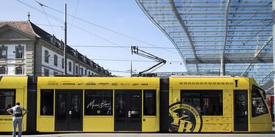 In Bern und Basel gab es bereits Meistertrams. Der Zürcher Gemeinderat will nach den Meistertiteln der FCZ-Fussballerinnen und -fussballer auch eines. (Archivbild)