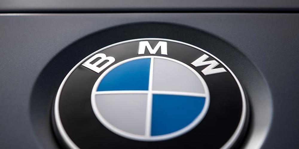 Der Autobauer BMW bestätigt seine Jahresprognose für den Absatz, obwohl  hohe Inflationsraten und steigende Zinssätze das Konsumverhalten in den  kommenden Monaten belasten dürften.