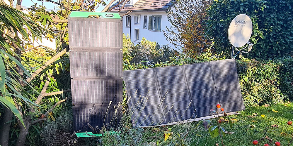 Dieses kleine «Gartenkraftwerk» aus der Region besteht aus zwei Solarpanels, einem mit 100 Watt Leistung und einem mit 400 Watt.