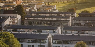 Mehrfamilienhäuser-Quartier in St.Gallen Neudorf mit Aufdach-Solarpanels.