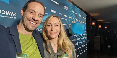 Marco Bernasocchi und Anna Randegger von OPENGIS.ch aus Laax freuen sich über die Auszeichnung.