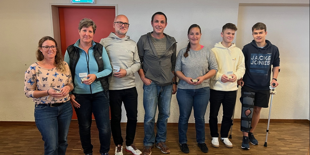 7 von 12 Neumitgliedern stehend von links nach rechts: Tabea Meier, Mauela Scherrer, Christoph Scherrer, Matthias Rössli, Nicole Rössli, Loris Schäpper, Nils Lüthi