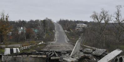 Eine beschädigte Brücke in einem Dorf in der Region Donezk. Foto: Andriy Andriyenko/AP/dpa