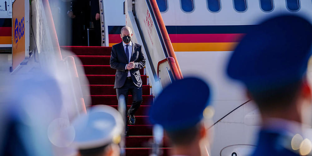 Bundeskanzler Olaf Scholz (SPD) kommt auf dem Internationalen Hauptstadtflughafen Peking an. Foto: Kay Nietfeld/dpa