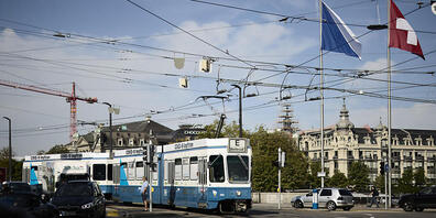 Ein 52-jähriger Kameruner musste sich am Donnerstag vor Bezirksgericht Zürich verantworten. Er soll im September 2021 beim Impftram am Bellevue einen VBZ-Angestellten bedroht haben. (Archivbild)