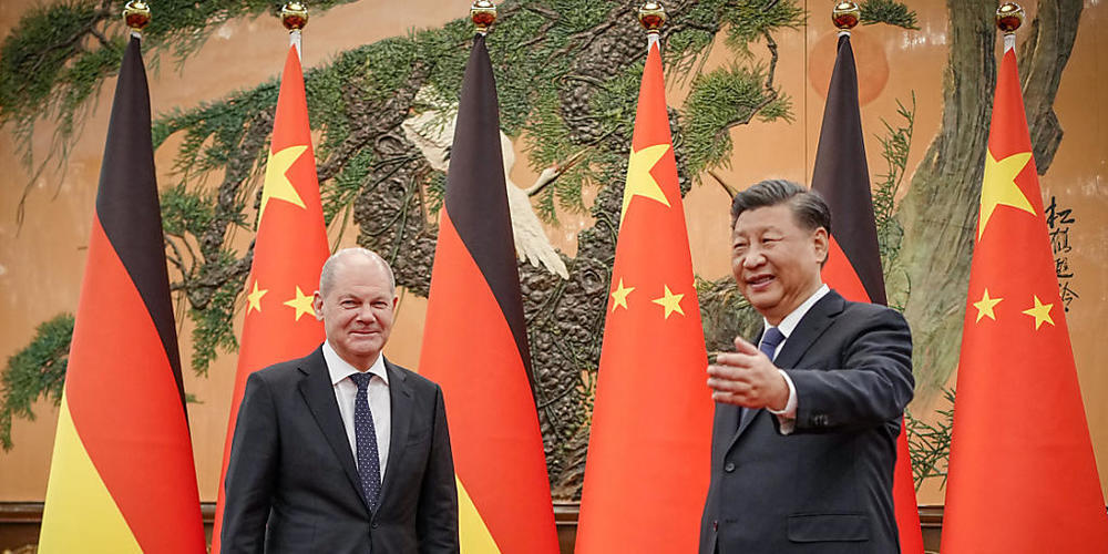 Während des Antrittsbesuch will Bundeskanzler Olaf Scholz (l) mit dem chinesischen Präsidenten Xi Jinping unter anderem die deutsch-chinesischen Beziehungen, die Wirtschaftskooperation, der Ukraine-Konflikt und die Taiwanfrage besprechen. Foto: Ka...