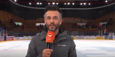 TV-Kommentator Jan Billeter beklagt sich über den Eis-Mangel in Rapperswil.