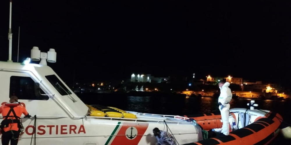 Ein Schiff mit Flüchtlingen an Bord kann in Sizilien einen Hafen anlaufen. Das Boot verlassen dürften jedoch nur Frauen mit kleinen Kindern und an Grippe erkrankte Personen. (Archivbild)
