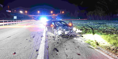 Dabei wurde ein 34-jähriger Autofahrer schwer verletzt und musste mit dem Rettungsdienst ins Spital gebracht werden. Es entstand Sachschaden im Wert von mehreren zehntausend Franken.