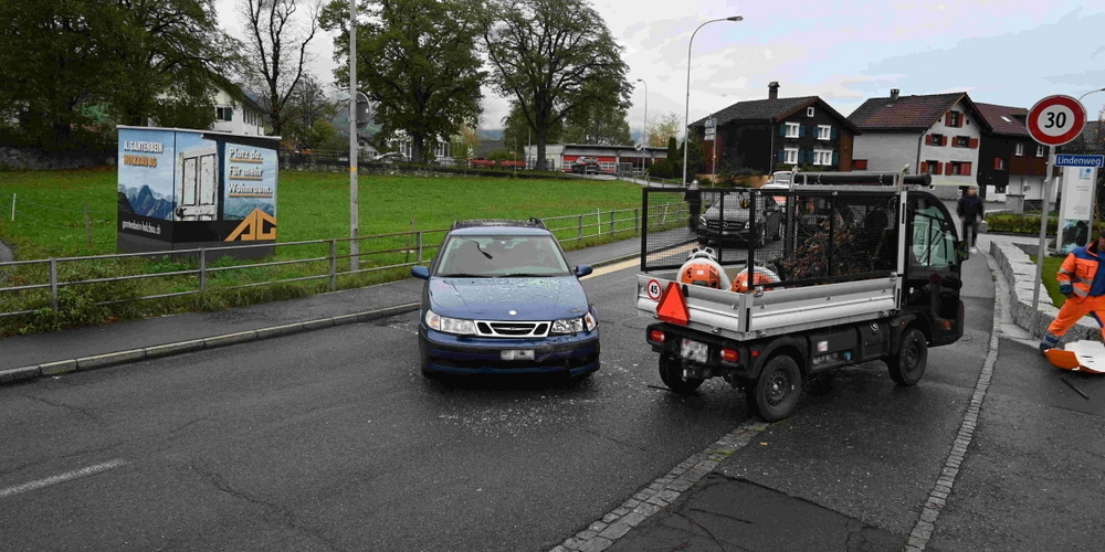 Der 32-jährige Fahrer des Lieferwagens wurde dabei leicht verletzt.