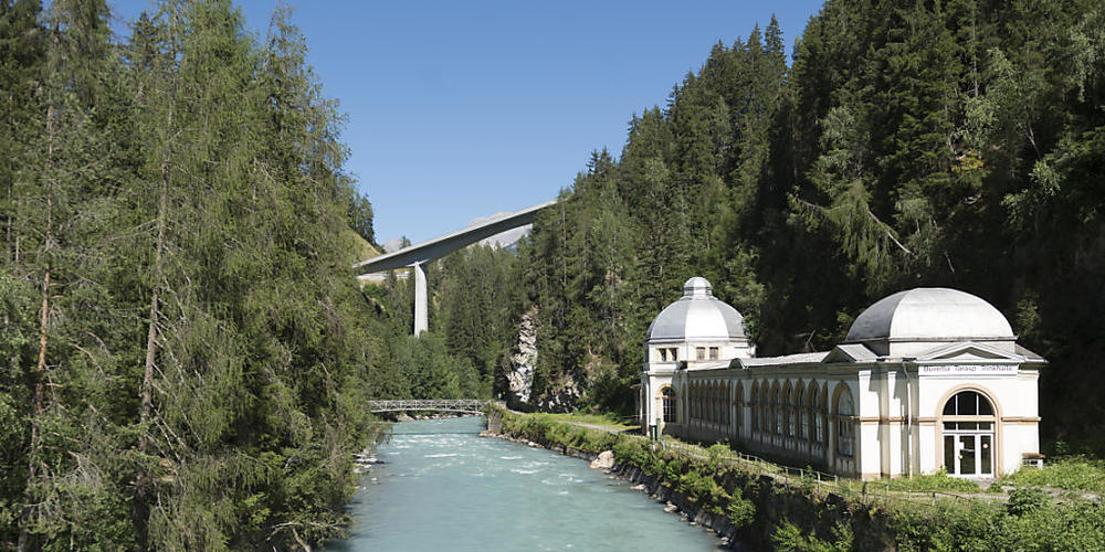 Blick auf den Inn in Vulpera im Unterengadin. Wenige Kilometer flussabwärts produziert das neue Bündner und Tiroler Gemeinschaftskraftwerk Inn Strom für 90'000 Haushalte. (Archivbild)