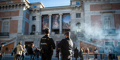 Zwei Polizisten stehen vor dem Prado-Museum. Foto: Juan Barbosa/EUROPA PRESS/dpa