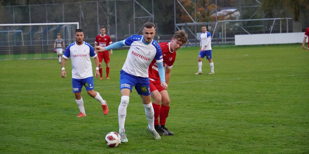Nurkan Ibrahimi (vorne gegen Nando Lüchinger) gelang der Ehrentreffer für die Shoshi-Elf.